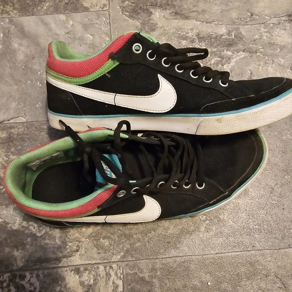 Nike Shoes - Picture 3 of 4